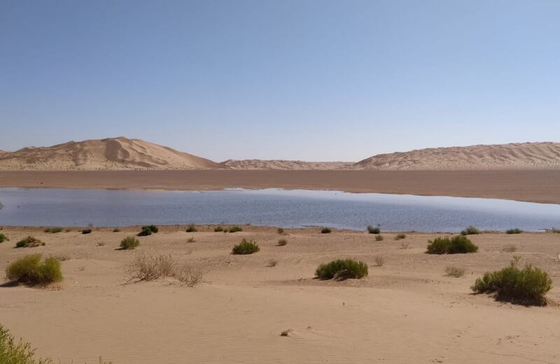 بحيرات بين الكثبان الرملية في نياية المشاش