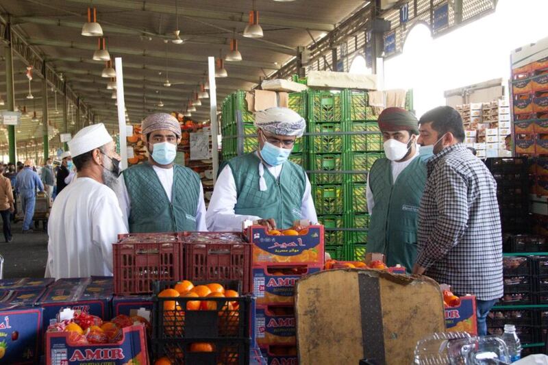 الحكماني يزور السوق المركزي بالموالح