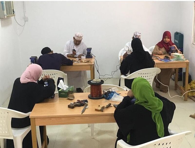 مواطن يدرّب أكثر من 80 شخصًا على حرفة تقليدية