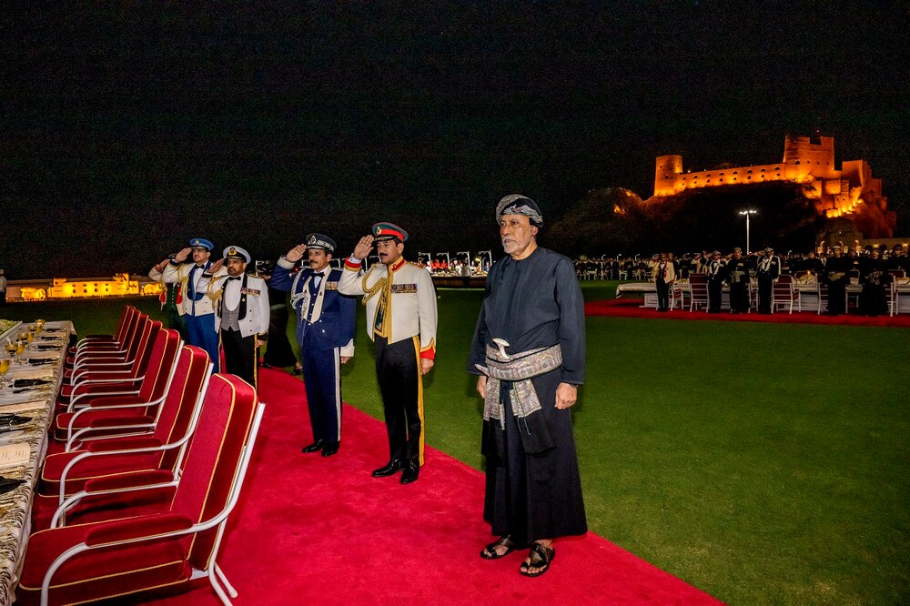 بالصور: جلالة السلطان يقيم حفل عشاء