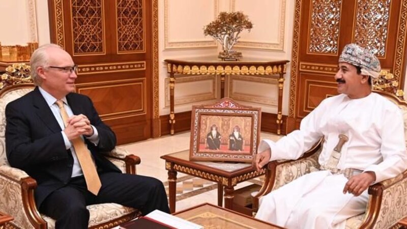 وزير المكتب السلطاني يستقبل المبعوث الأمريكي الخاص إلى اليمن