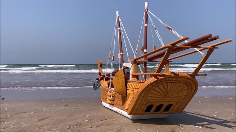 بالفيديو والصور: عماني يصنع سفينة لاسلكية