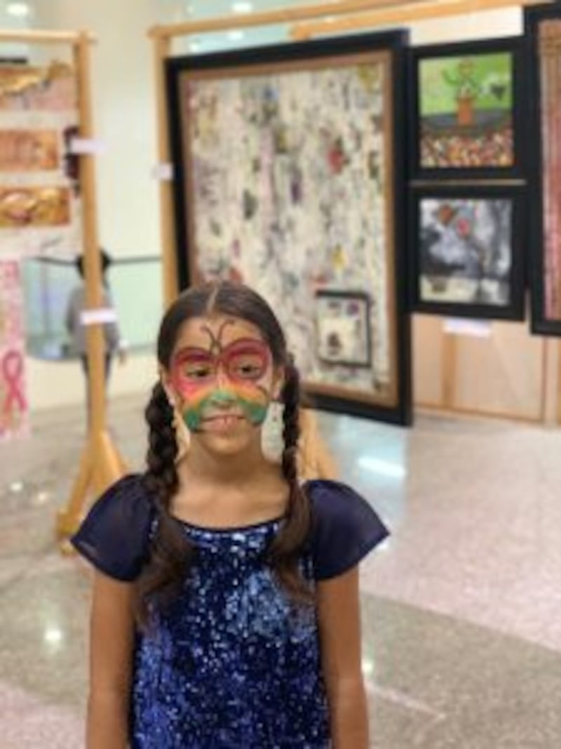 بالصور: أعمال فنية عُمانية معروضة للزوار في القرم