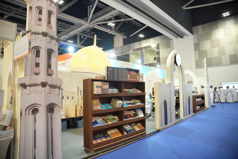 إصدارات متنوعة للأوقاف في معرض مسقط الدولي الكتاب؛ تعرّف على أبرزها