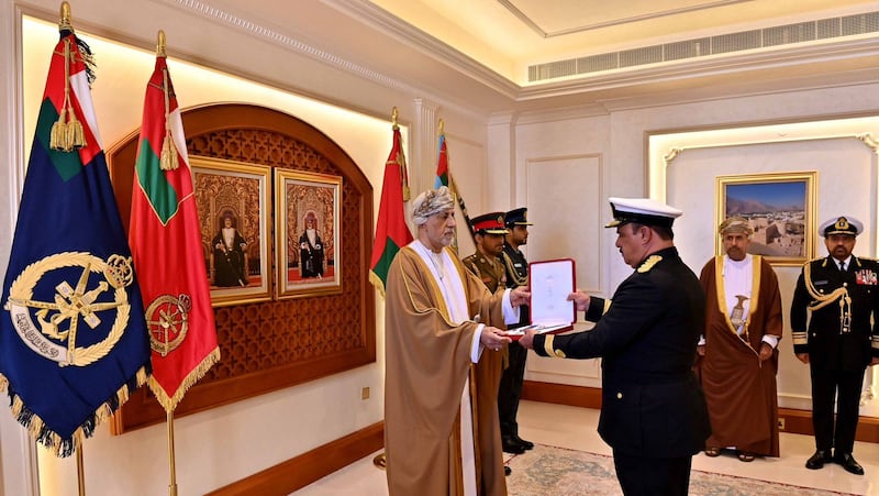جلالة السلطان يمنح وسام عُمان العسكري لعدد من الضباط