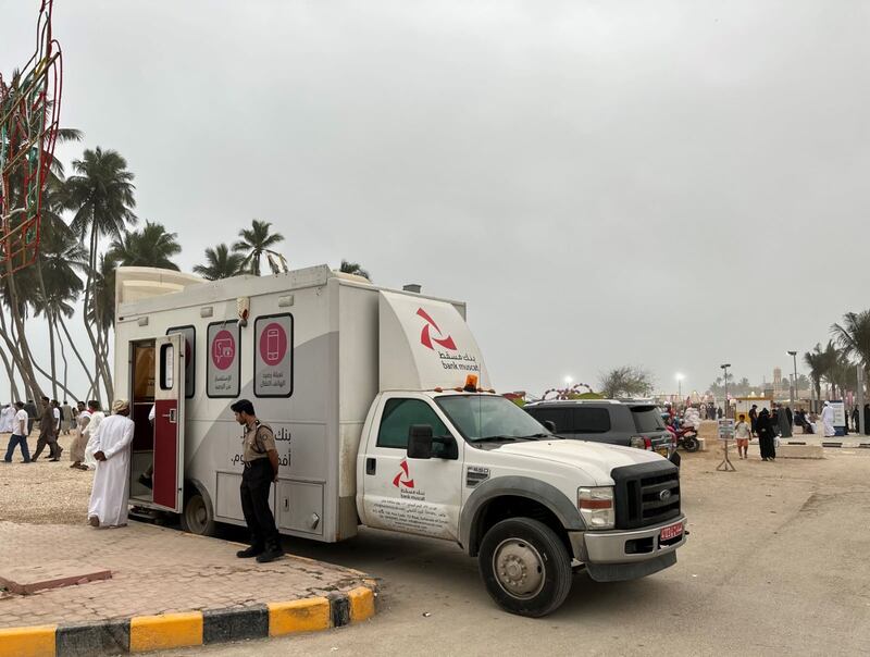 من بينها توفير جهاز متنقل للسحب النقدي: بنك مسقط يقدم الخدمات والتسهيلات المصرفية لزوار موسم خريف ظفار