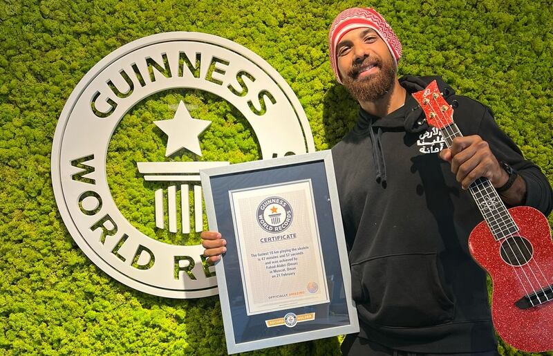 دخلها وهو يركض ويعزف: عماني يدون اسمه في موسوعة “غينيس” 