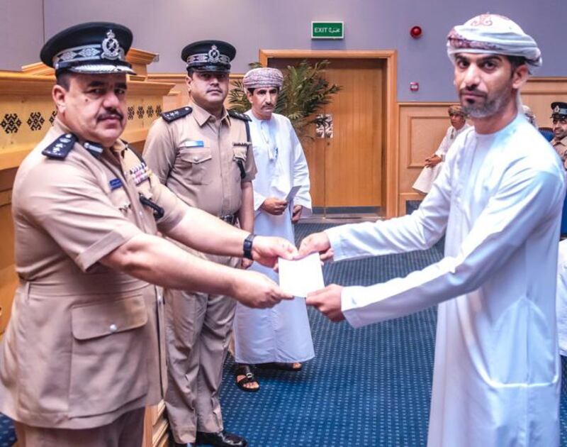 تكريم مواطن تعاون مع الشرطة