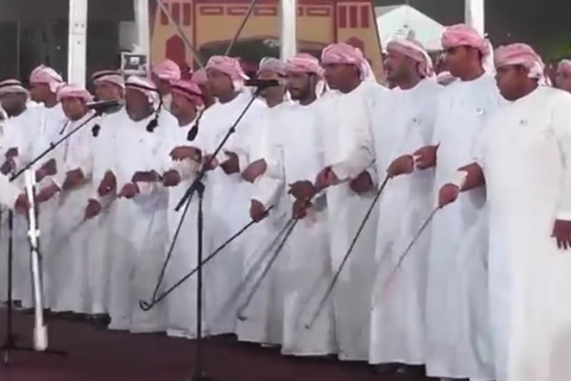 ما الذي تنفرد به الظاهرة في الفنون الشعبية؟