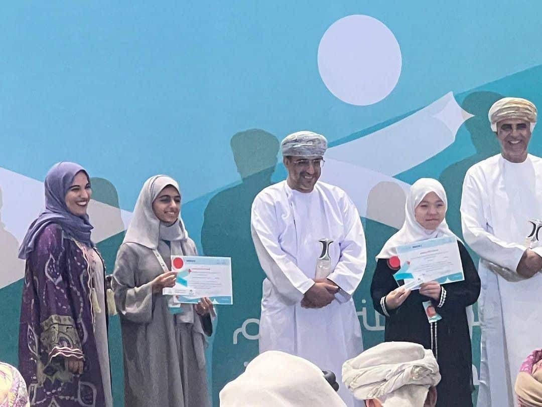 طالبتان عمانية وصينية تبتكران جهازًا للكشف المبكر عن تسريب الماء