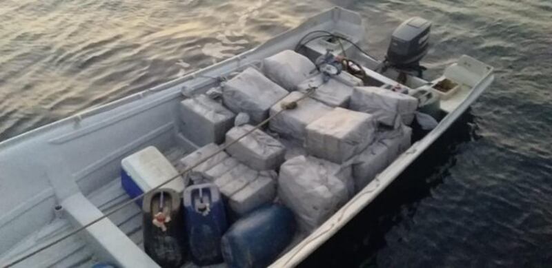 يتبادلون كميات كبيرة من الخمور في البحر