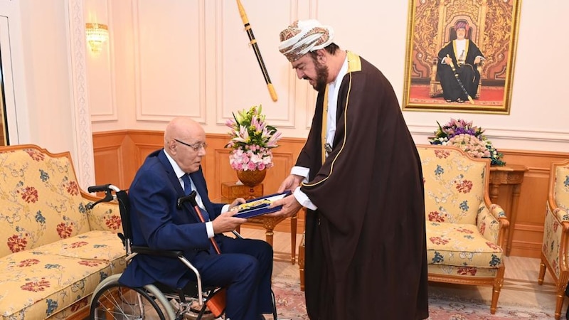 جلالة السلطان يمنح وسامًا