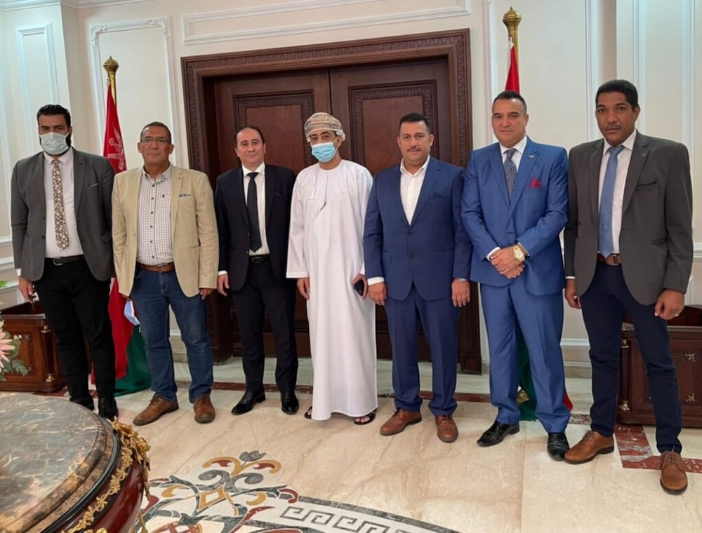 سفيرنا بالقاهرة يبحث مجالات الاستثمار مع جمعية رجال الأعمال المصريين العمانيين