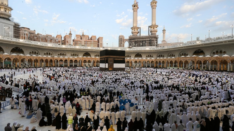 حجاج عُمانيون عالقون بين الميقات والمطارات....وبيان توضيحي من الأوقاف