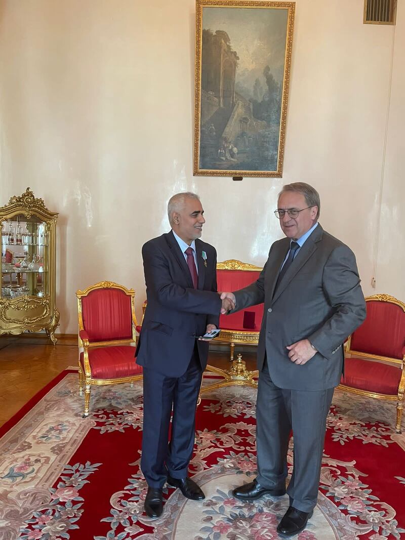 الخارجية الروسية تمنح سفيرنا في موسكو وسامًا