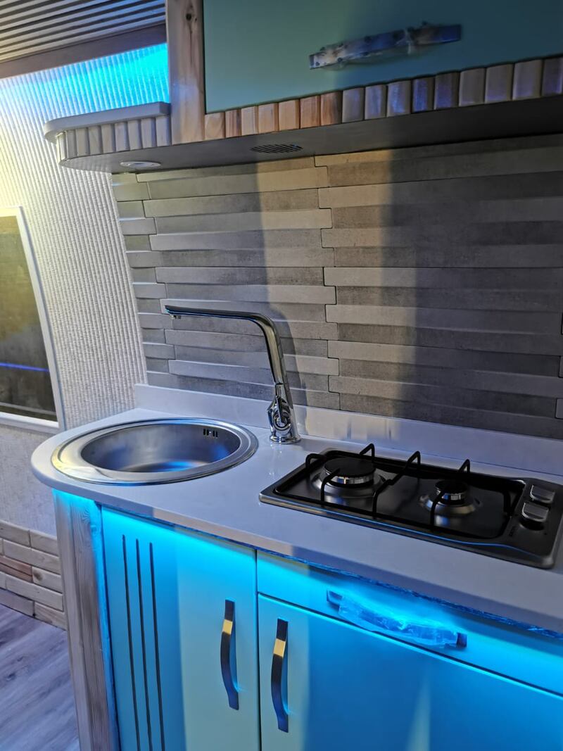 “الباص الرومنسي” مشروع لشابين عمانيين، فما هو؟