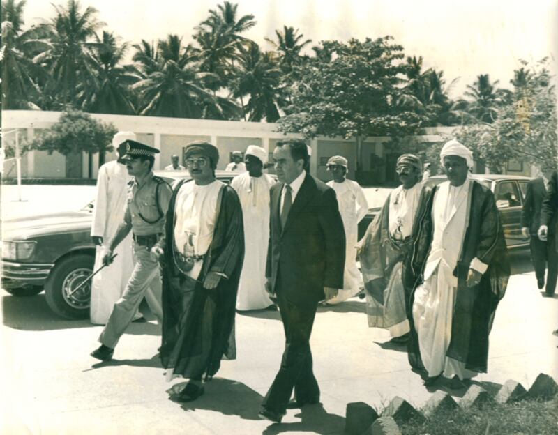 “من رموزنا”: الأستاذ العُماني الذي أسهم في مسيرة التعليم بالسلطنة وتلقّى تكريمًا من جلالة السلطان