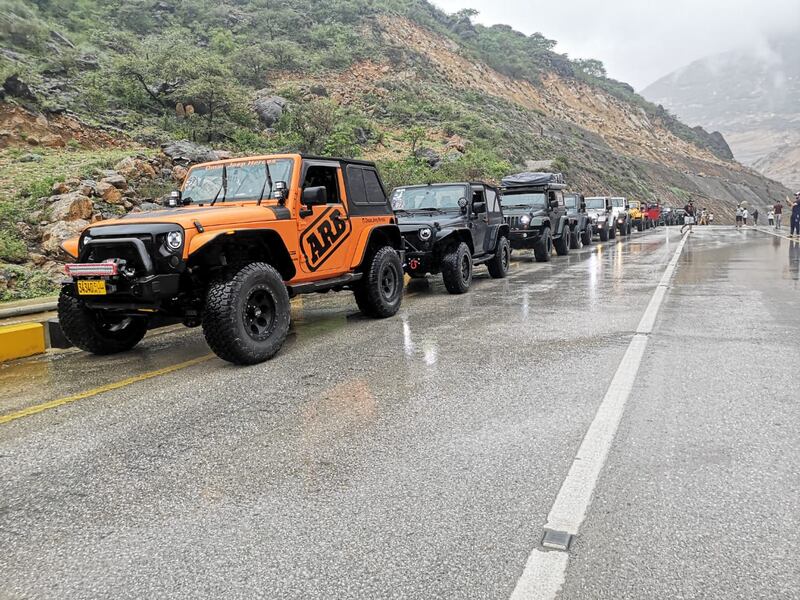 قدّموا حملات توعوية: 49 شابًا خليجيًا يجوبون ظفار بقافلتهم