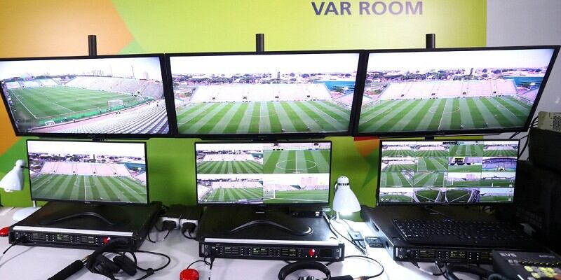 تقنية “الفار”؛ هل ستكون حاضرة في الملاعب العمانية؟