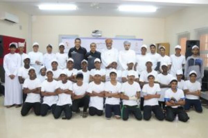 بالصور: ورشة تأهيلية في تحكيم كُرة القدم لطلبة مدرستي السلطان قابوس في صلالة