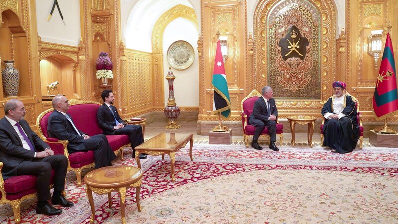 جلالة السلطان وملك الأردن يتبادلان الأوسمة