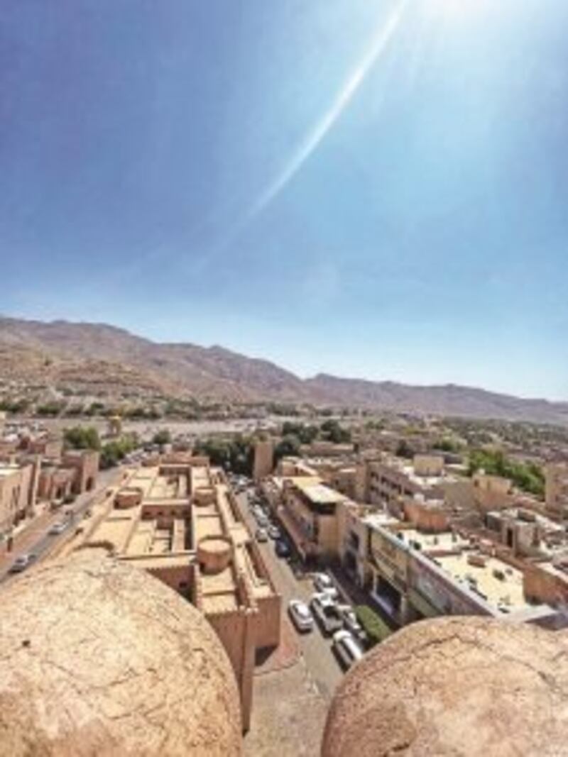 بعد أن زارها: كاتب يصف نزوى بـ “الجنة التاريخية”