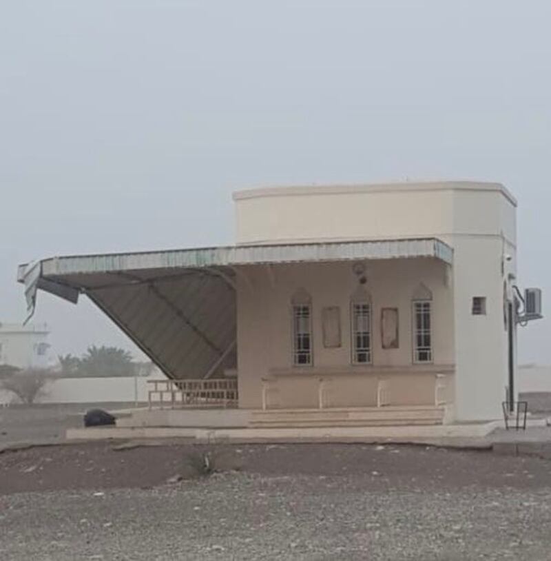 التربية ترد على تساؤل عن مظلة مقصف لإحدى المدارس