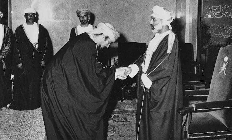 الدبلوماسي العُماني الذي حمل حقيبتين دبلوماسيتين لدولتين مختلفتين