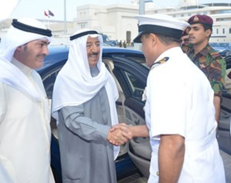 بالصور.. شاهد أمير الكويت وهو يقوم بجولة بحرية في اليخت السلطاني