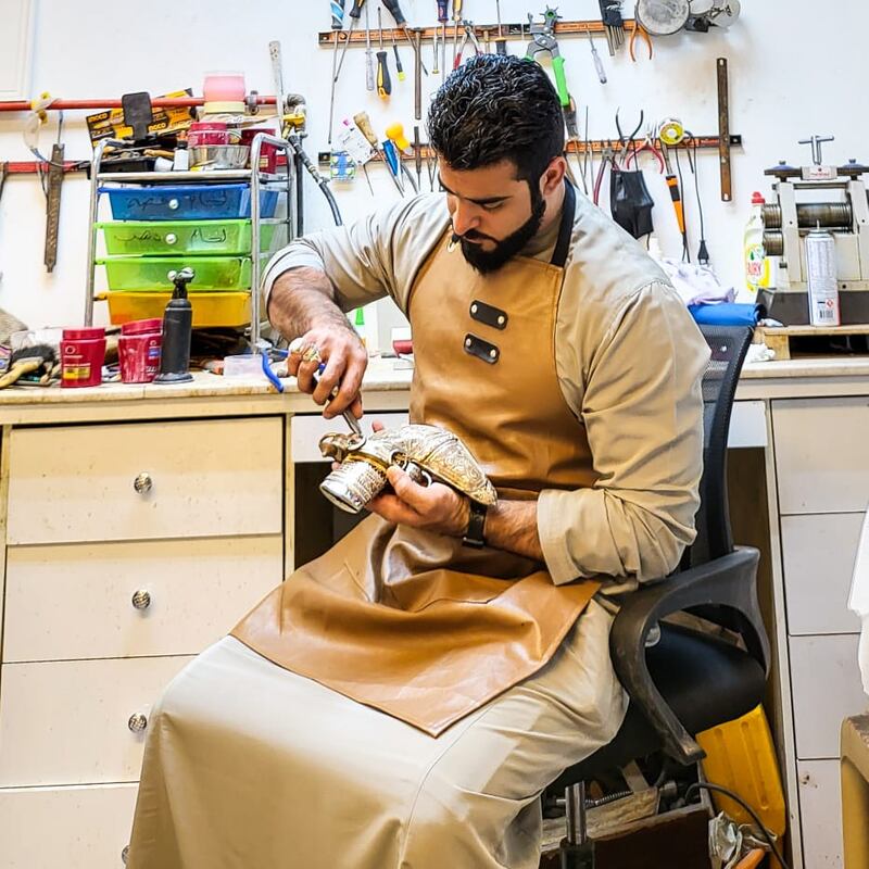 شاب عُماني يحوّل شغفه في صياغة الذهب إلى مهنة وتجارة، فما حكايته؟