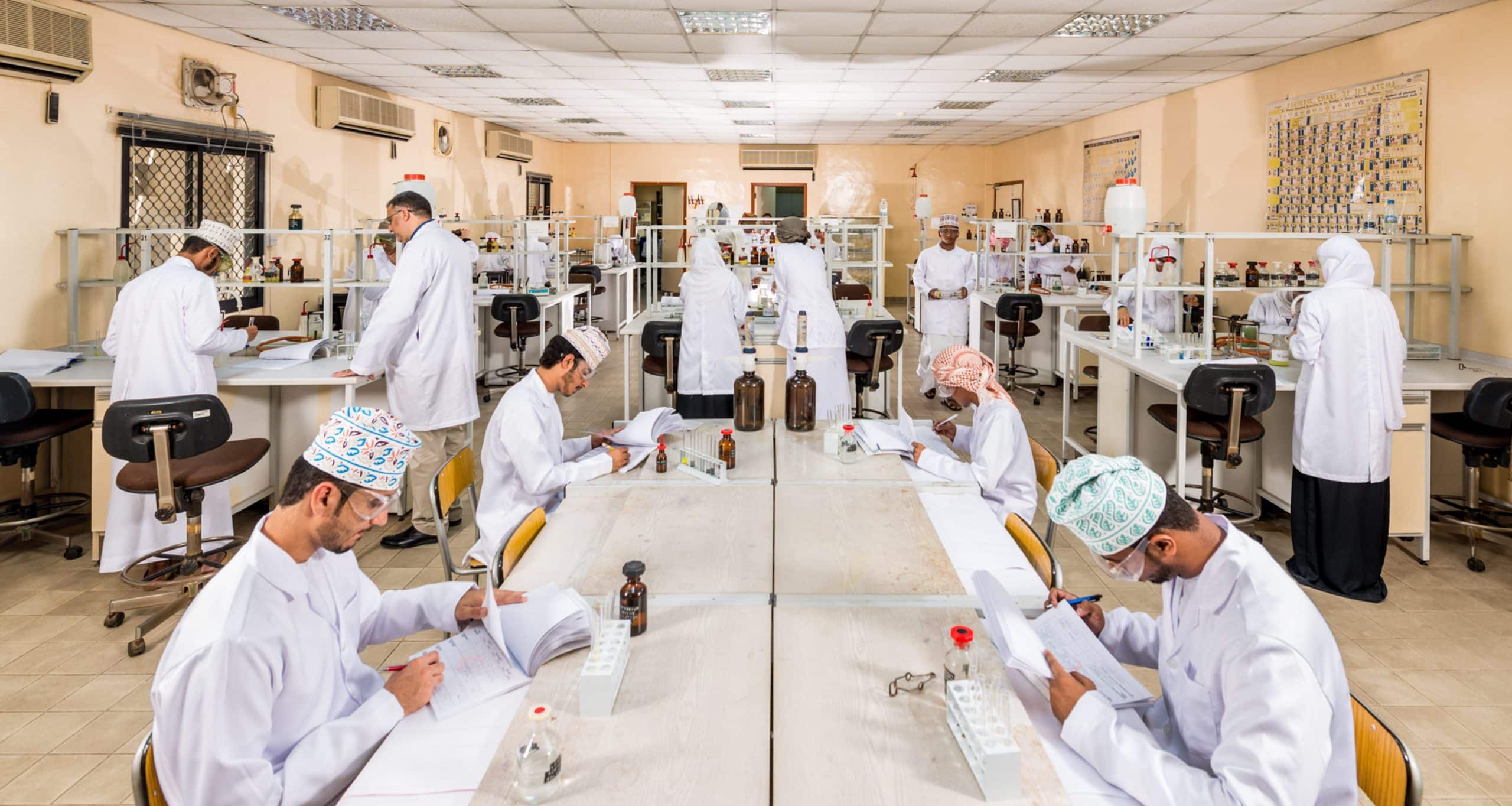 تحديد رسوم الساعات الدراسية لبرنامج ”التجسير“