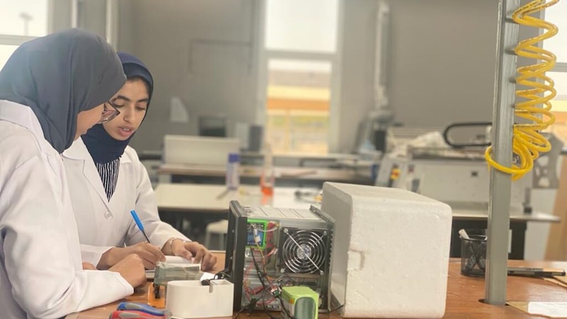 طالبتان عمانيتان تحققان إنجازًا في مسابقة عالمية