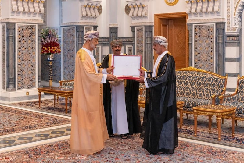 جلالة السلطان المعظّم يمنح وسامًا