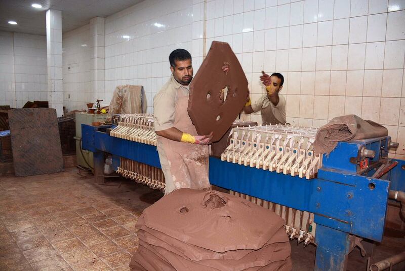 يُصنع من 4 أنواع: تعرّف على صناعة الفخار ببهلا