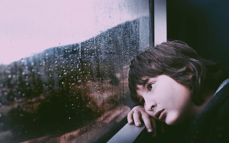 هل يخاف طفلك من المطر والرياح؟ إليك بعض النصائح لتفادي آثاره السلبية