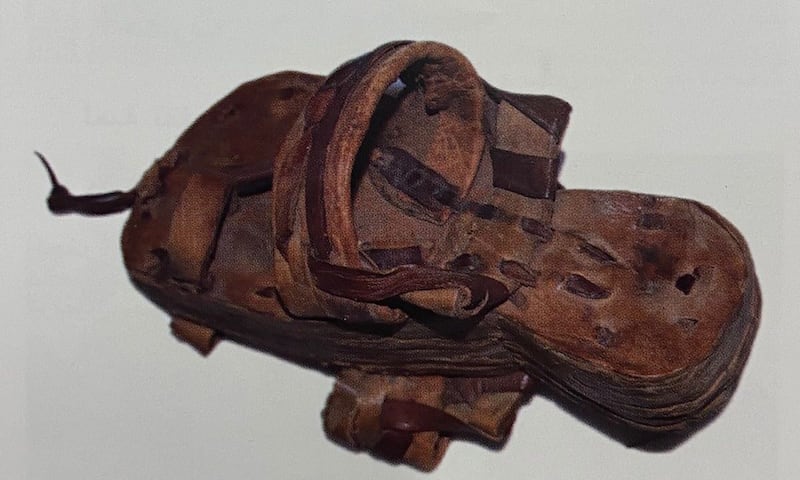 11 نوعًا للأحذية التقليدية العمانية، كم واحدًا تعرف منها؟