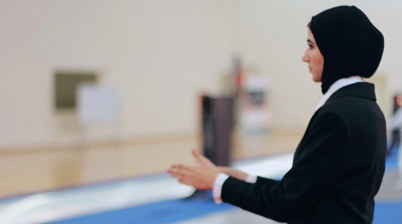 فتاة على مقاعد الدراسة تصبح أول حكمة عمانية في المبارزة