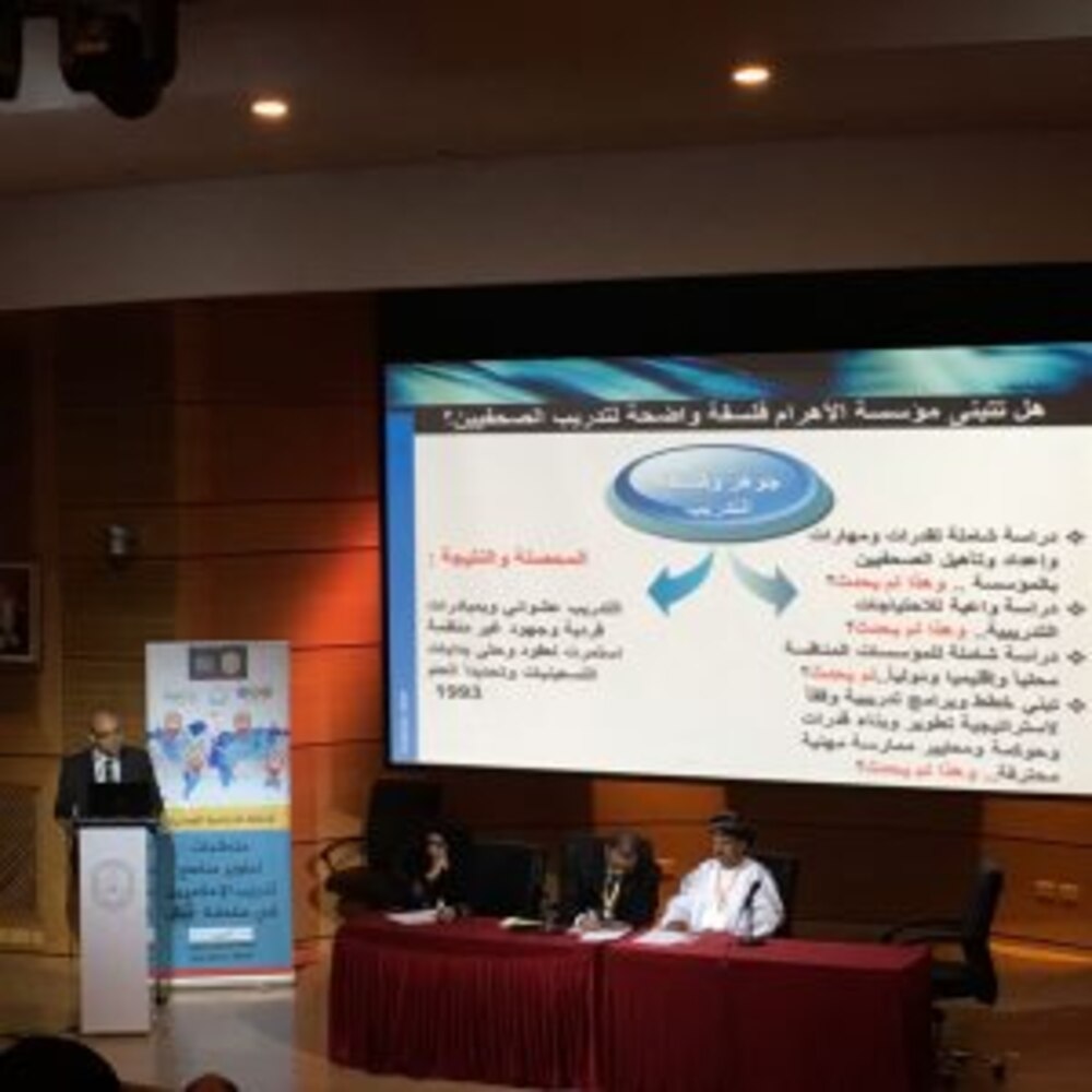 مناقشة تحديات تدريب الإعلاميين بجامعة السلطان قابوس