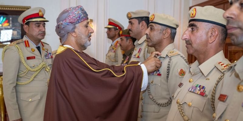 جلالة السلطان ينعم بميداليتي الخدمة الممتازة والثناء السُّلطاني على ضباط