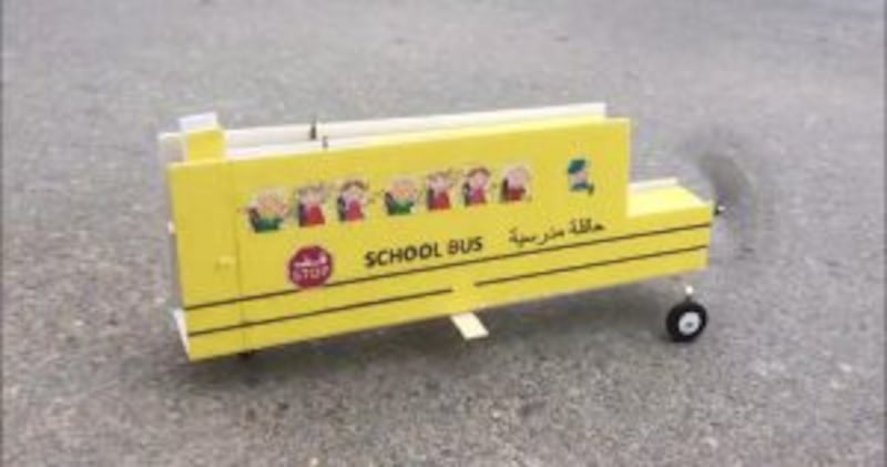 شاب عُماني شغوف بالطائرات اللاسلكية ويقوم بصناعتها