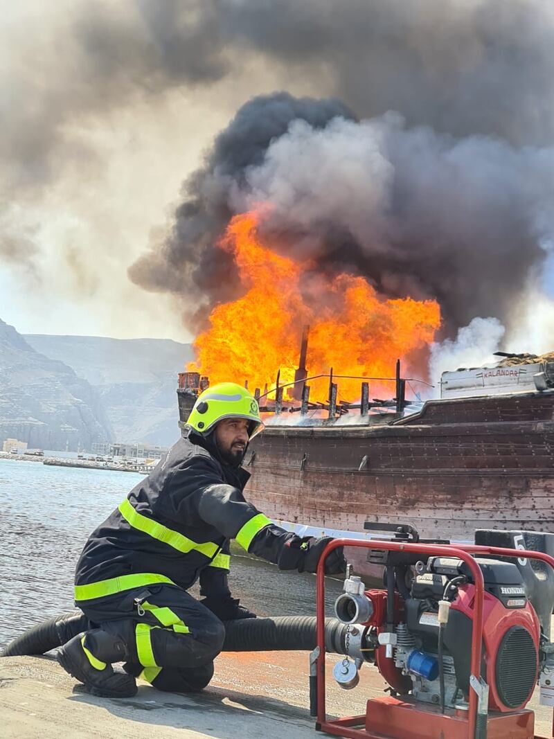 بالصور: السيطرة على حريق في سفينة خشبية