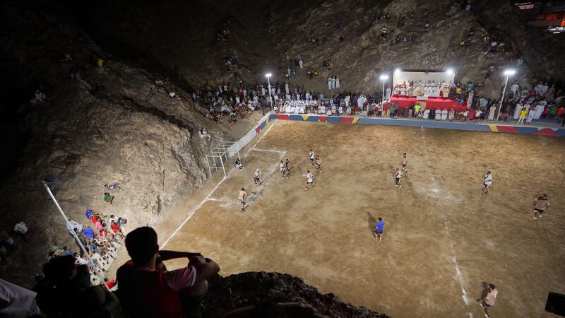 تتويج الفائز بالمباراة النهائية في بطولة ملعب المكسيك بمطرح