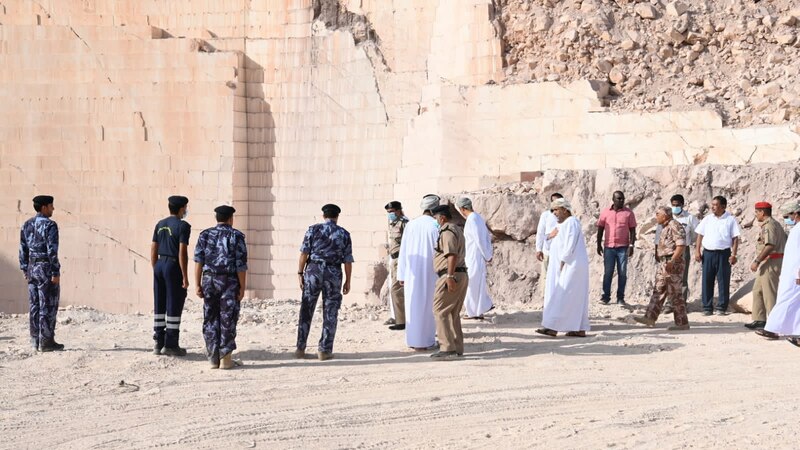 رئيس وأعضاء من اللجنة الوطنية لإدارة الحالات الطارئة يزورون موقع الانهيار الجبلي