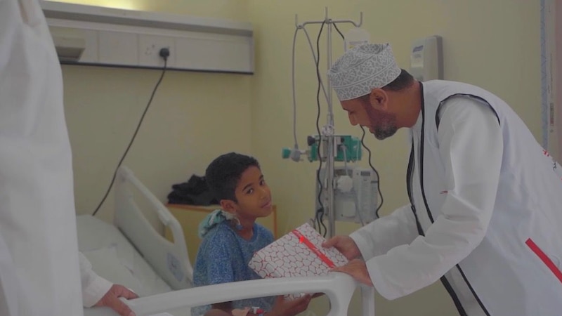 بالصور: ”المها” تحتفل بالقرنقشوه مع أطفال المستشفى السلطاني