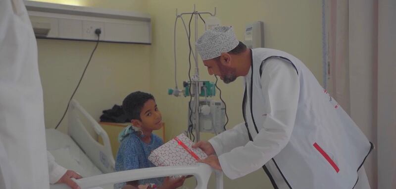 بالصور: ”المها” تحتفل بالقرنقشوه مع أطفال المستشفى السلطاني