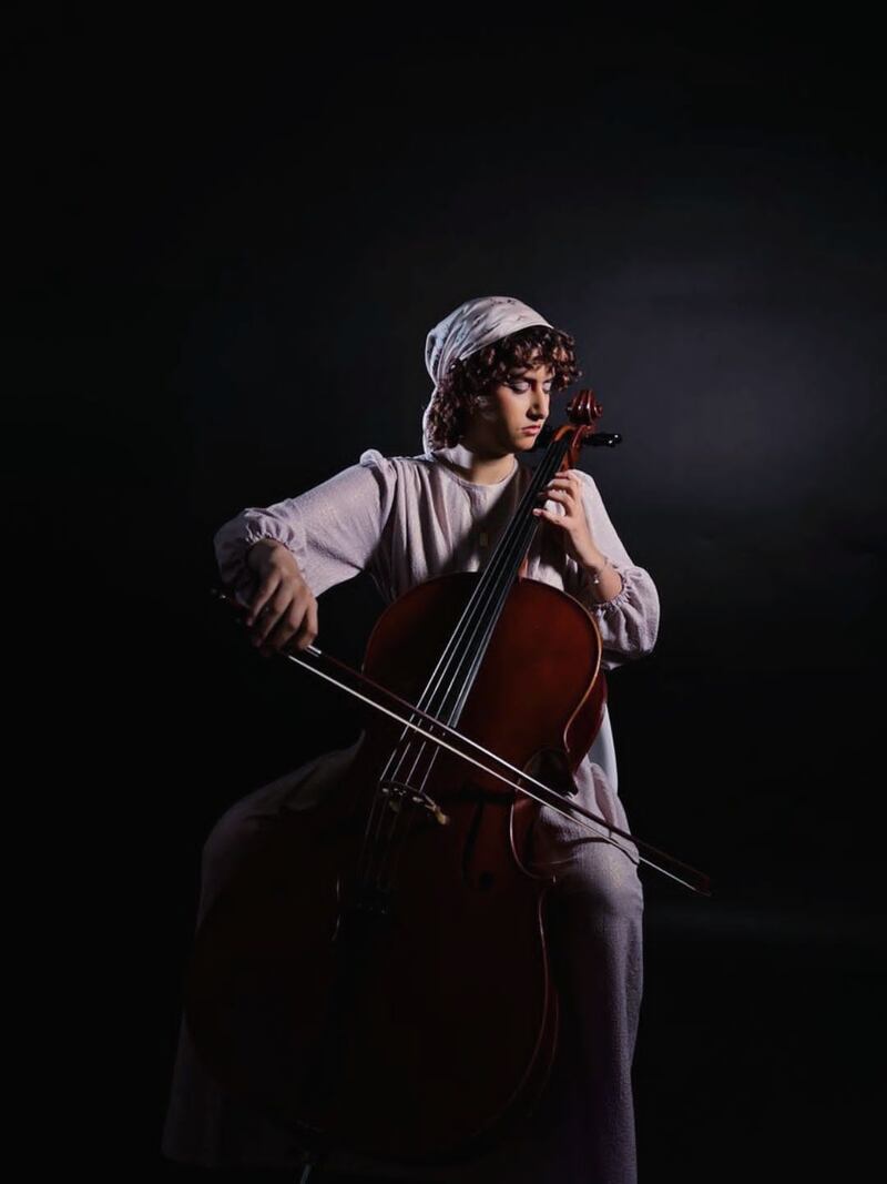 عمانيات يقدمن التهنئة بيوم المرأة العمانية