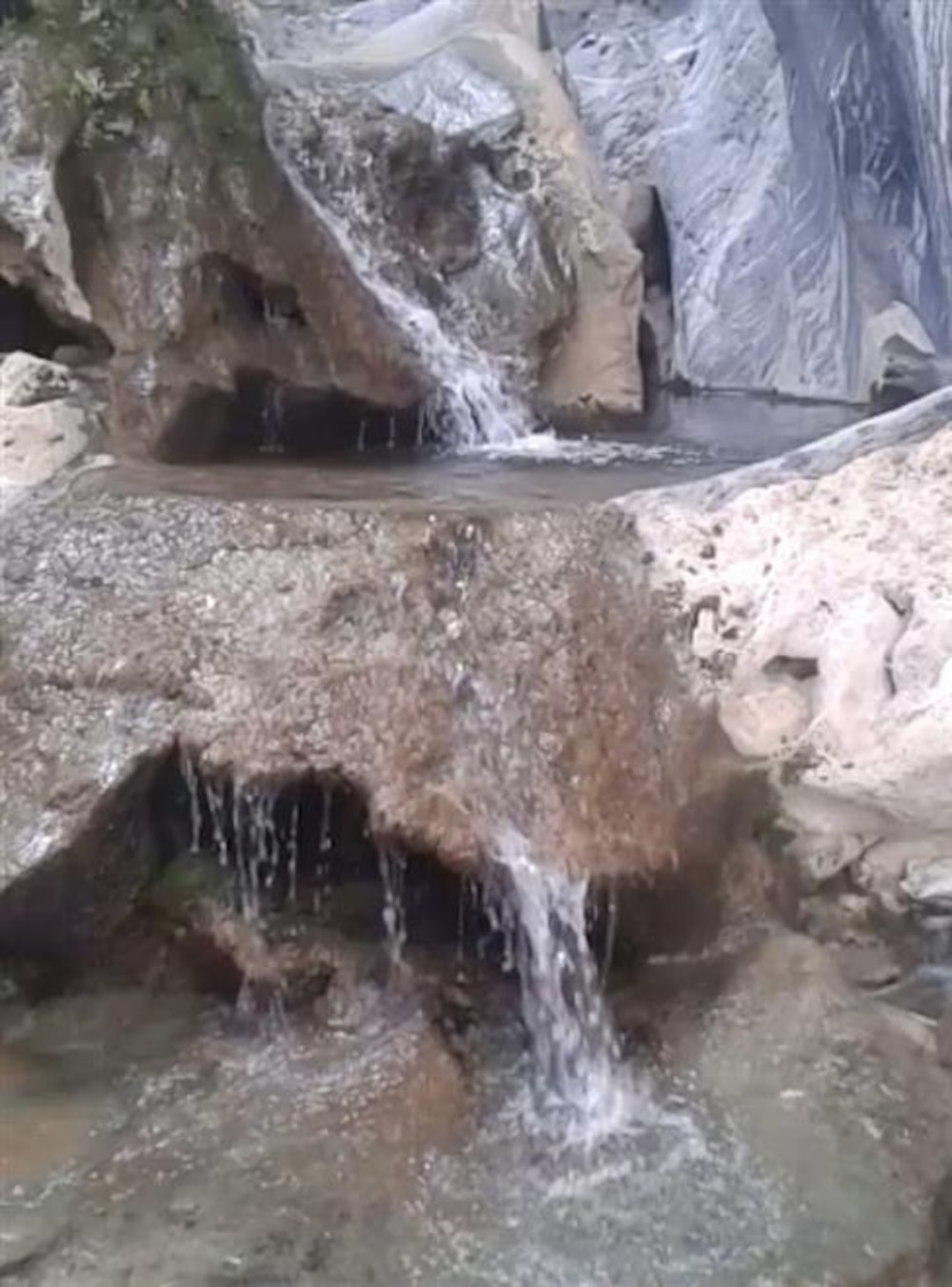 الهجير قرية عمانية كأنها سور منيع