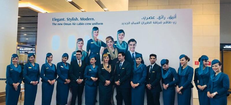 بالصور: الطيران العُماني يدشن زي طاقمه الجوي الجديد