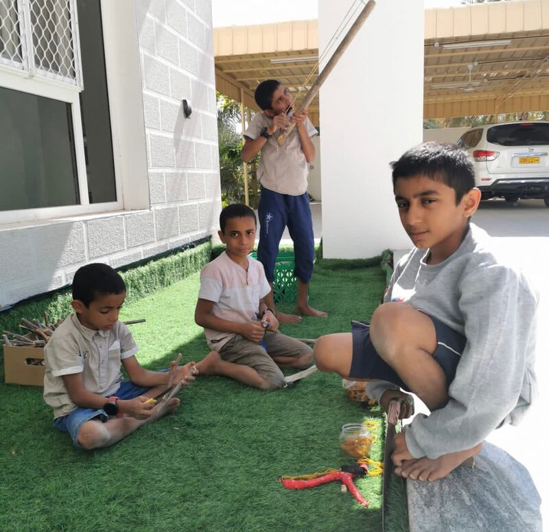 بالصور: تجار صغار في سوق نزوى؛ فما قصتهم وكيف بدأوا؟