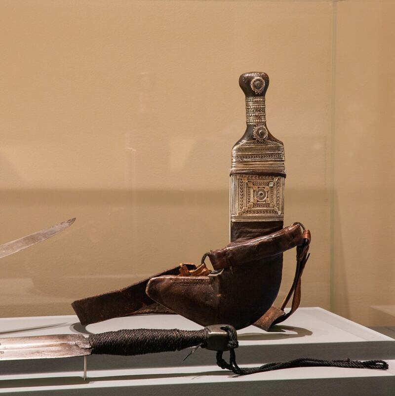 بالصور: عرض مقتنيين للسلطان قابوس